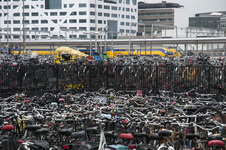 827604 Gezicht op de rijwielstalling op het Smakkelaarsveld te Utrecht.